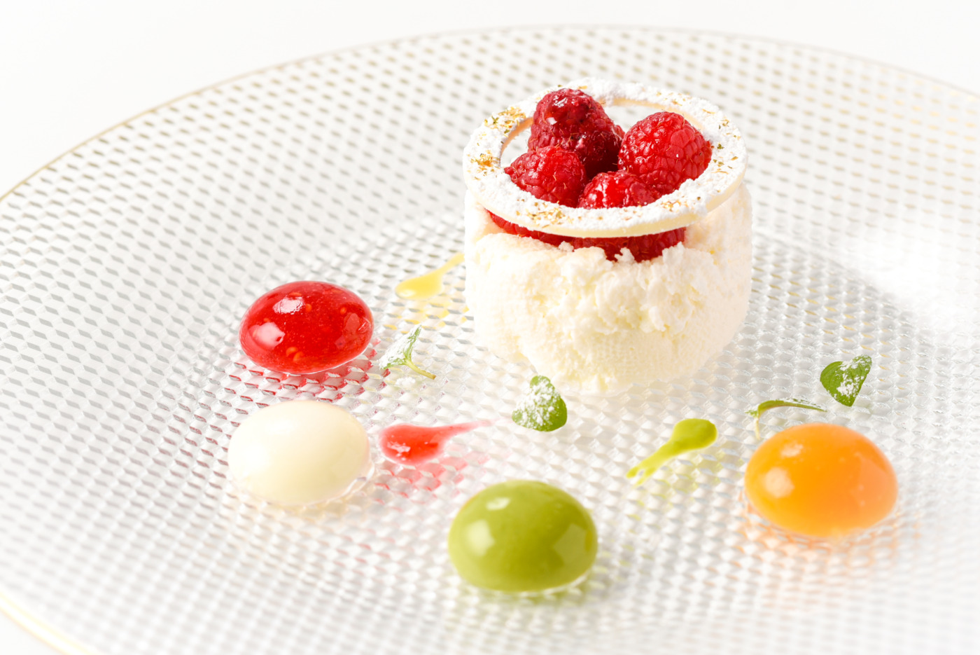 赤・緑・黄色の食材を組み合わせたカラフルな前菜プレート